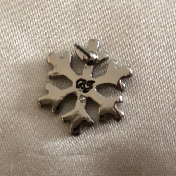 Betsey Johnson Silver Tone Snowflake Stud Earrings Crystal Accents NWT - Picture 9 of 11